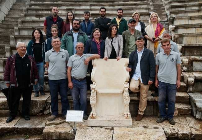 İzmir'de bulunan "Grifonlu Soylu Koltuğu"nun replikası özgün yerine konuldu